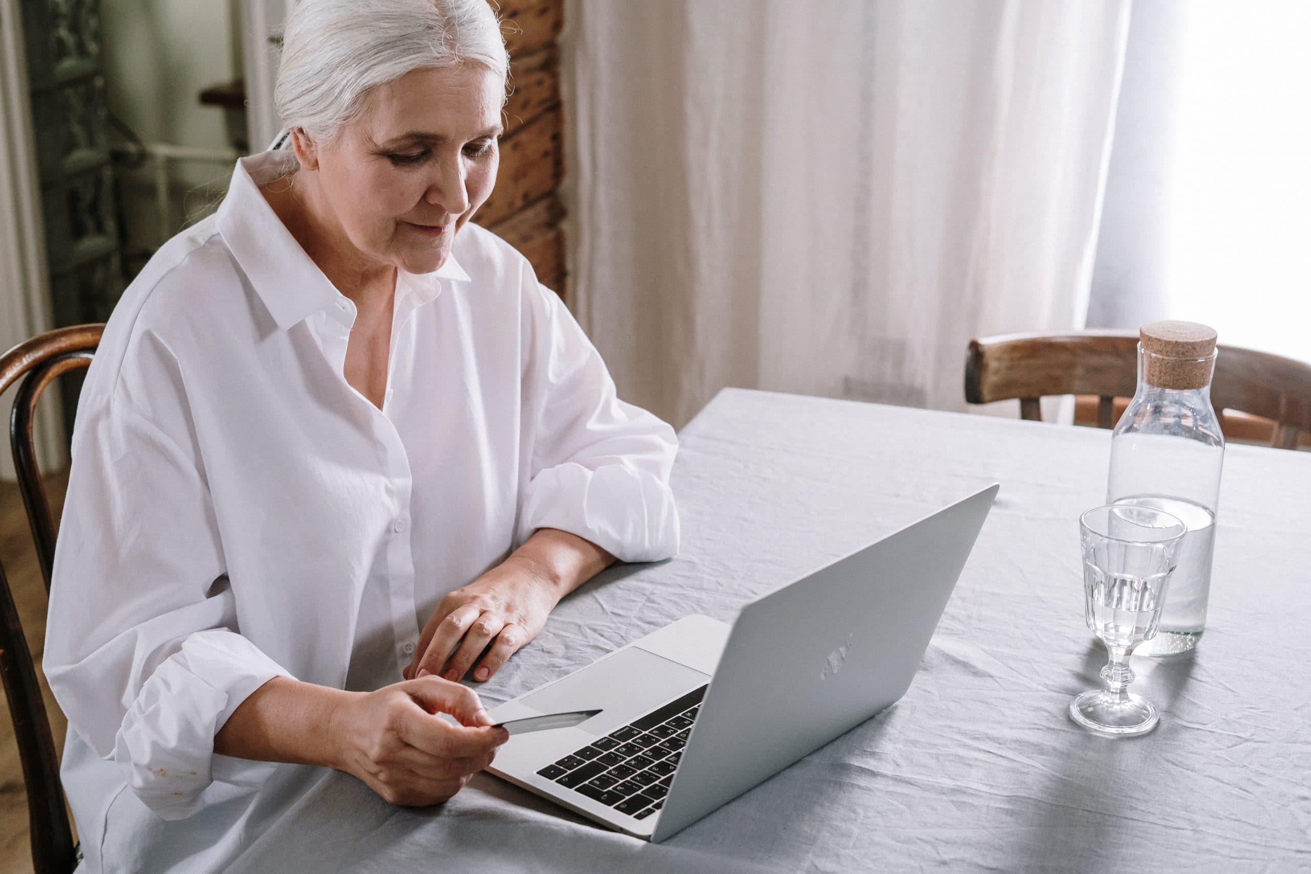 Une dame fait appel a son audioprothésiste via la téléaudiologie