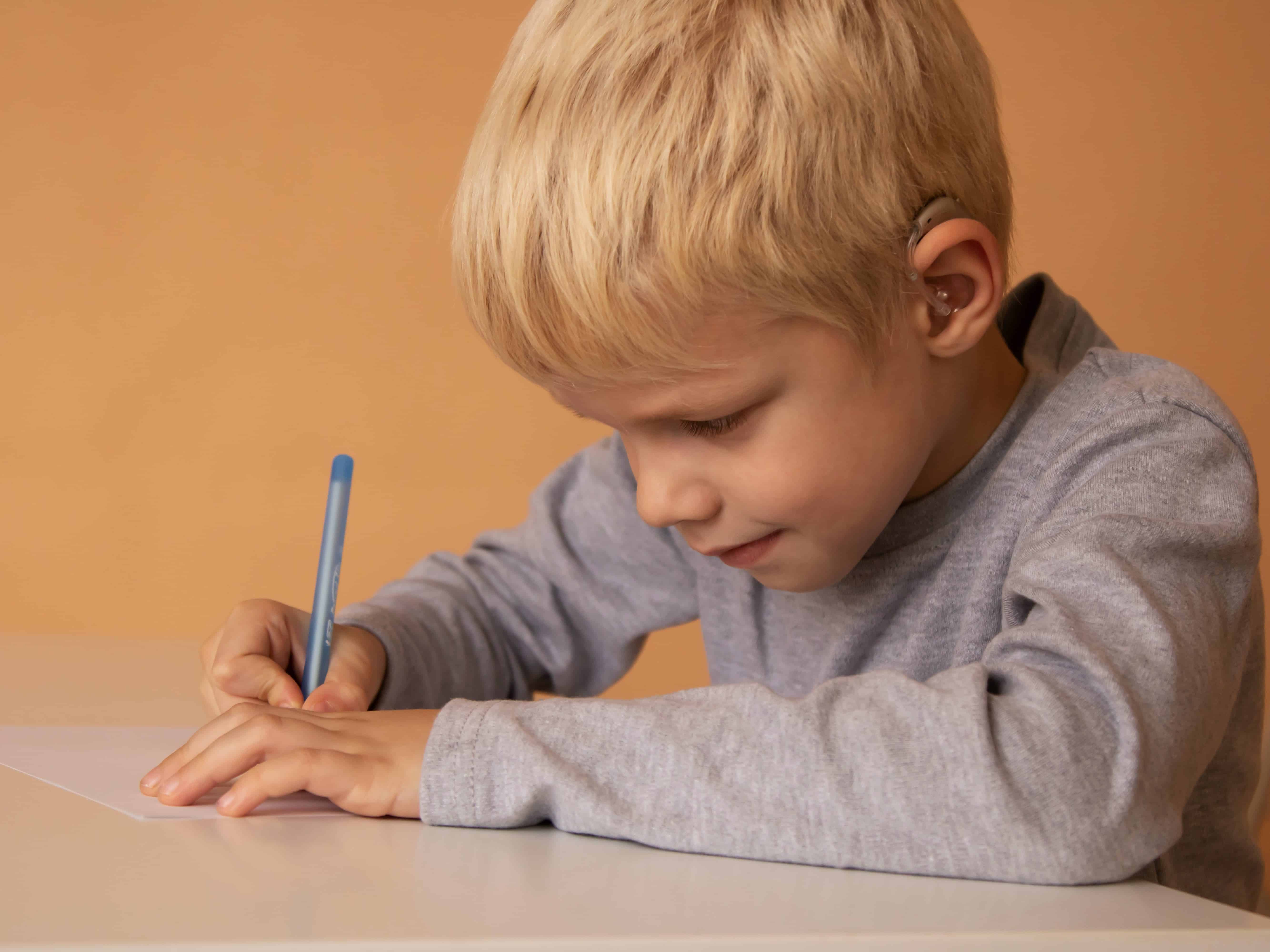 Les avancées en matière d'appareils auditifs pour les enfants