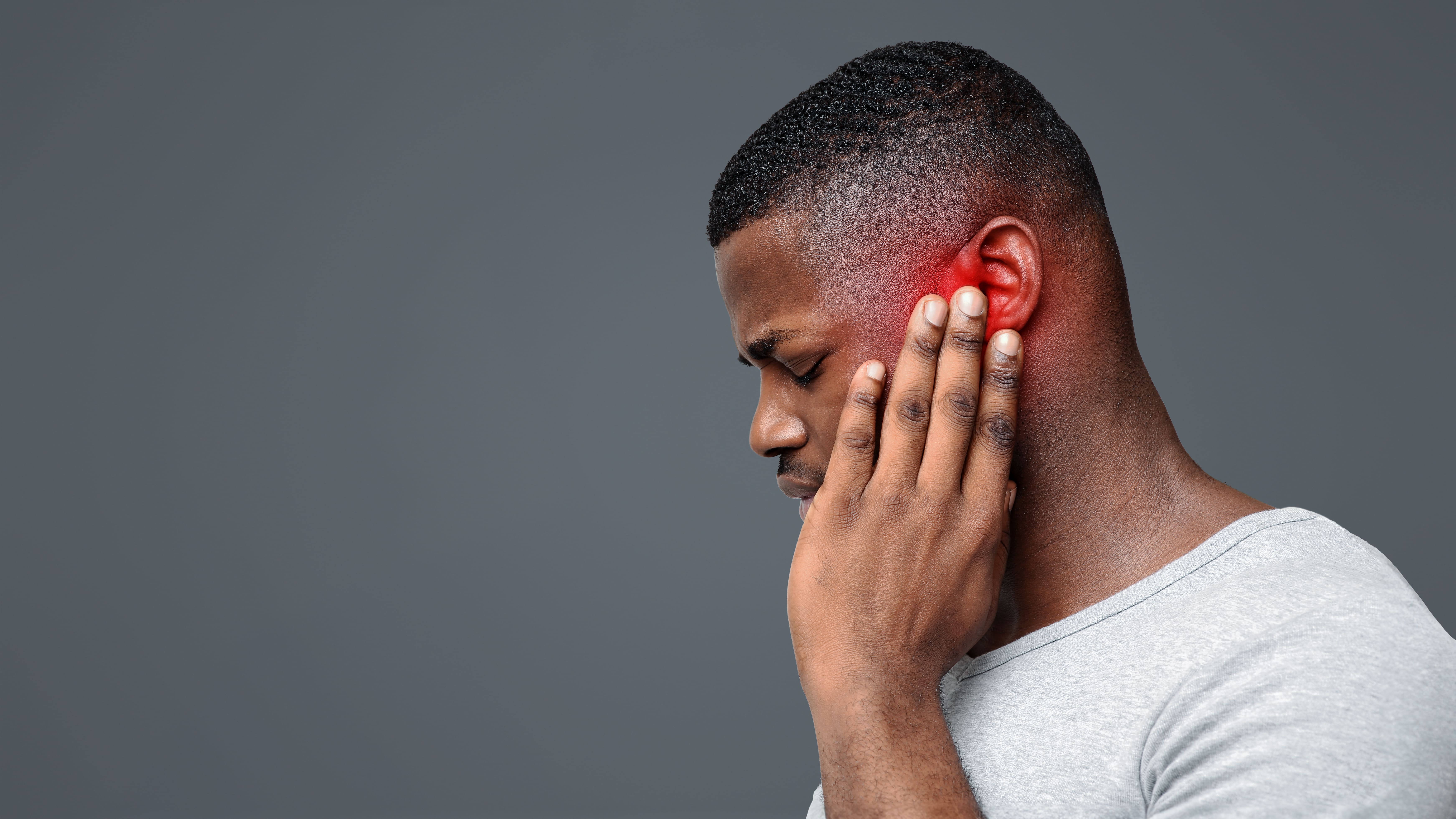 un-homme-qui-mal-a-l-oreille-touche-sa-tete-douloureuse un homme qui mal a l oreille touche sa tete douloureuse